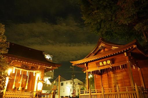 深夜の松戸神社境内の秋葉神社、神楽殿の写真