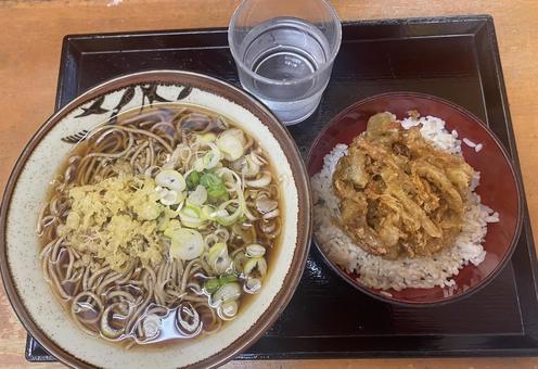 たぬきそば かき揚げ丼 水 たぬきそば かき揚げ丼 水の写真