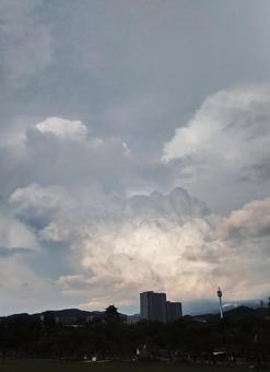 雨上がりの陽の当たる雲 雨上がりの陽の当たる雲の写真