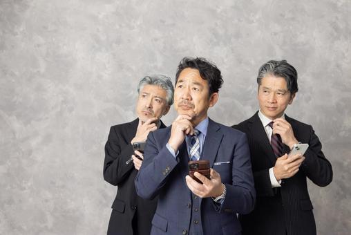 スマートフォンで検索するビジネスパーソン スマートフォンで検索するビジネスパーソン エグゼクティブ,ビジネスマン,スマートフォンの写真素材