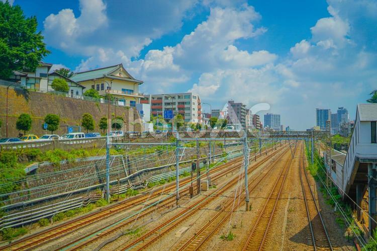 横浜の線路風景 線路,電車,建物の写真素材