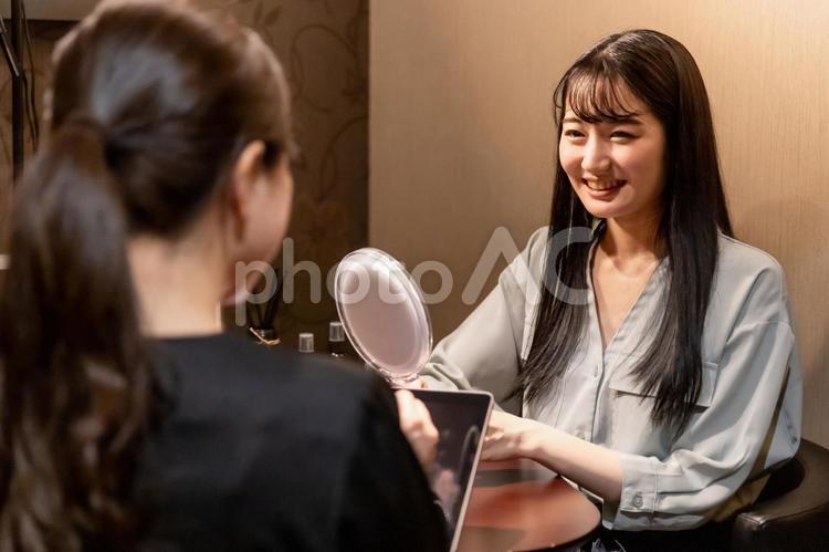 カウンセリングを受ける女性（鏡・ハリ） カウンセラー,ビューティーアドバイザー,肌診断の写真素材