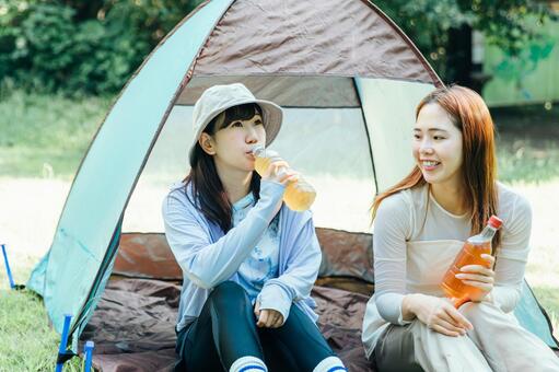 日陰で水分補給する女性達 水分補給,夏,熱中症の写真素材