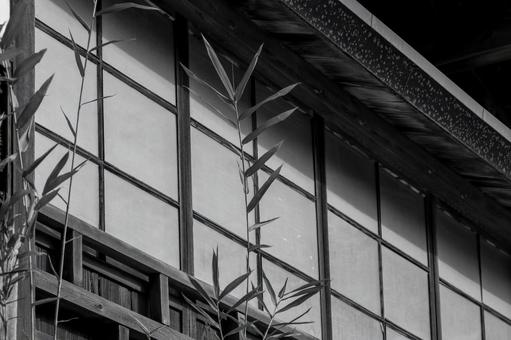 風情ある壁面と格子窓で飾る古い家屋 江差町,古民家,古い町並みの写真素材