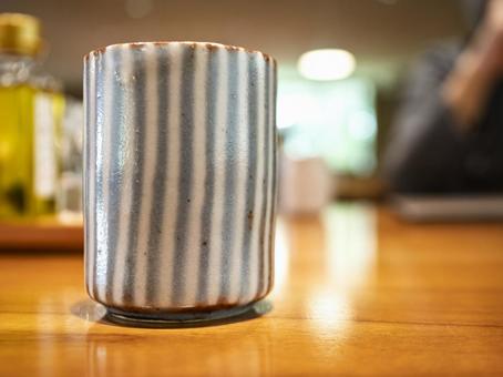 木漏れ日に香る一服の茶 お茶,日本茶,湯のみの写真素材