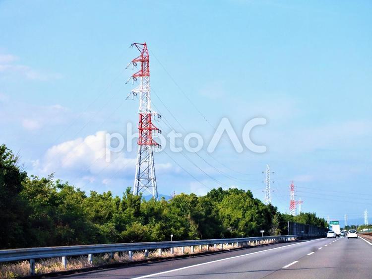 赤と白の高い送電塔と高速道路風景 送電塔,高い,赤と白の写真素材