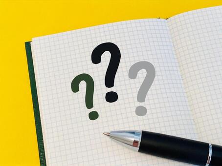 方眼ノートに書かれた3つのはてなマーク 悩み,悩む,はてなの写真素材