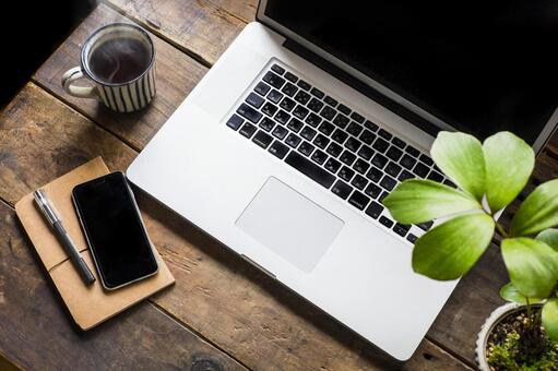 Laptop_Coffee and wood grain desk, персональный компьютер, портативный компьютер, дистанционная работа, JPG