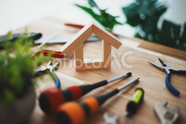 木製ミニチュア住宅と工具 diyイメージ 家,住宅,ローンの写真素材