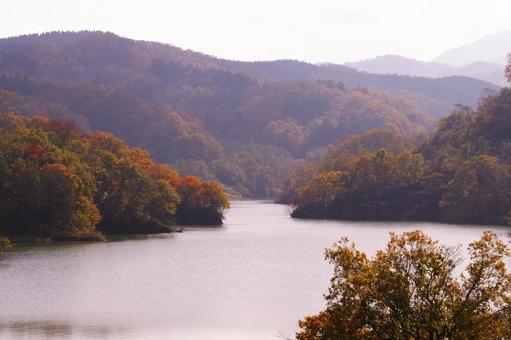 秋の湖 秋の湖 湖,池,紅葉の写真素材