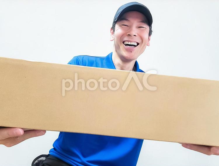 笑顔で商品を届ける男性配達員 男性,宅配ドライバー,宅配の写真素材