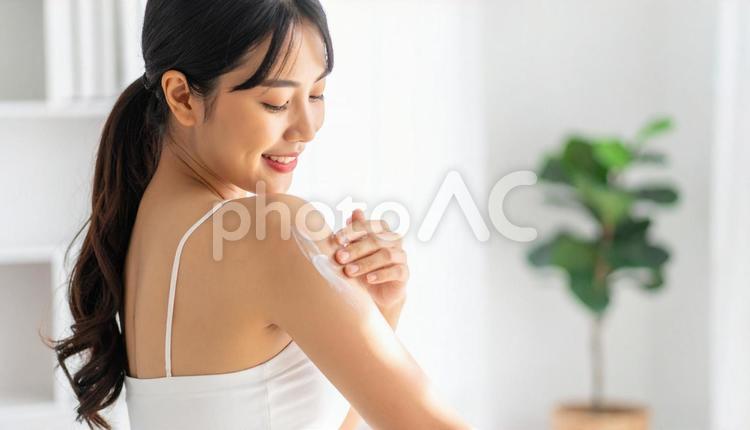 腕にボディクリームを塗る女性 女性,美容,スキンケアの写真素材
