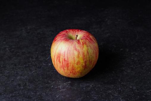 黒背景の1つのリンゴ りんご,林檎,フルーツの写真素材