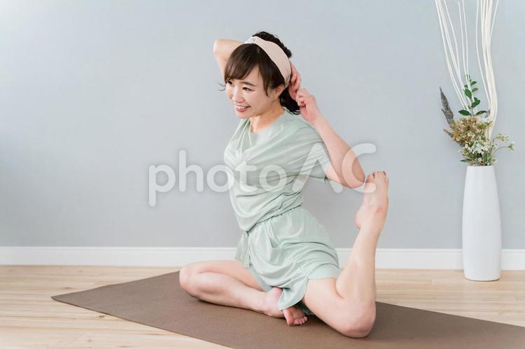 家でヨガをする日本人女性（ハトのポーズ） ヨガ,女性,ストレッチの写真素材