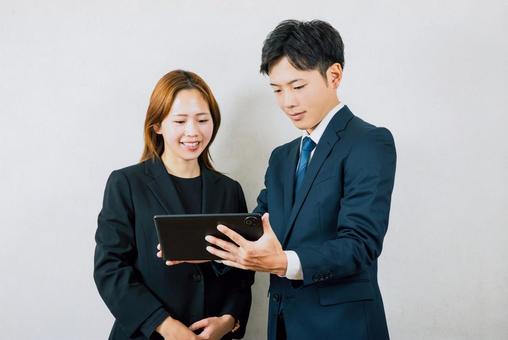 タブレットを使って打ち合わせする会社員達 ビジネス,営業,仕事の写真素材