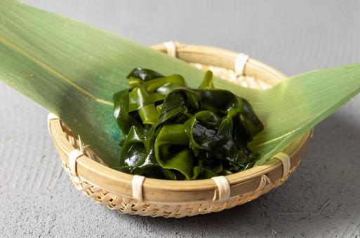 かごに持ったわかめ かごに持ったわかめ わかめ,ワカメ,かごの写真素材