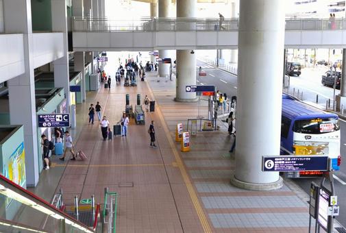 関西国際空港前バス乗り場・タクシー乗り場 関西国際空港前バス乗り場・タクシー乗り場 関西国際空港,バス乗り場,バスターミナルの写真素材