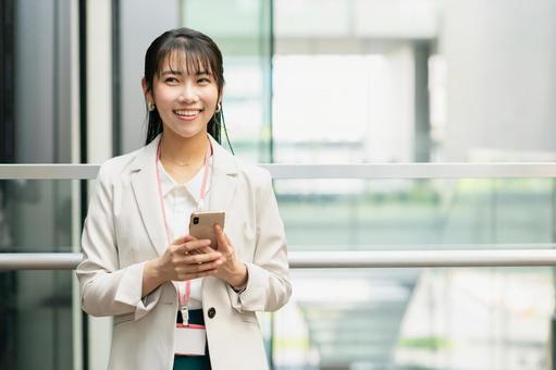 オフィスで働く若いビジネスウーマン オフィスで働く若いビジネスウーマン ビジネスウーマン,若い,女性の写真素材