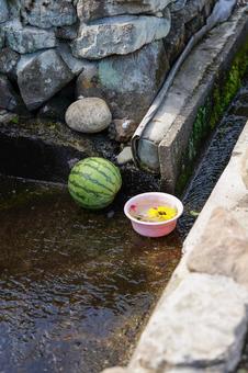 水でスイカを冷やす 水でスイカを冷やす スイカ,水,冷やすの写真素材