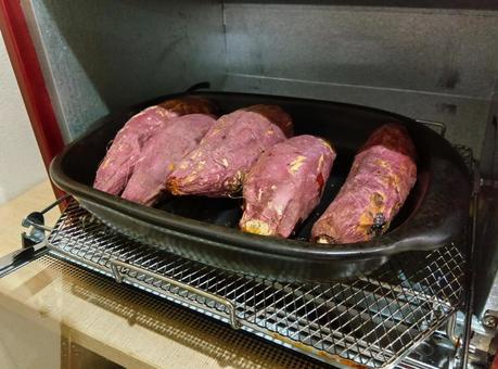 トースターで焼いた焼きいも 焼き芋,やきいも,焼きいもの写真素材