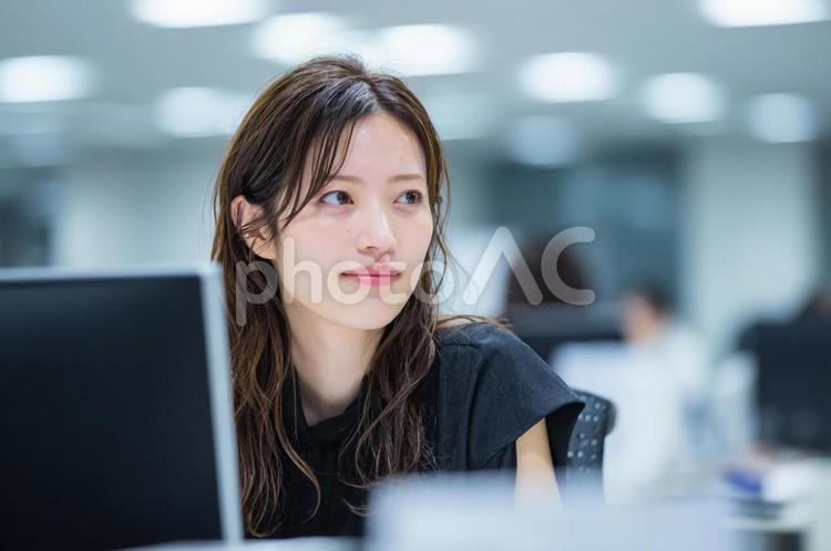 デスクワークするビジネスウーマン-10 ビジネスウーマン,女性,オフィスの写真素材