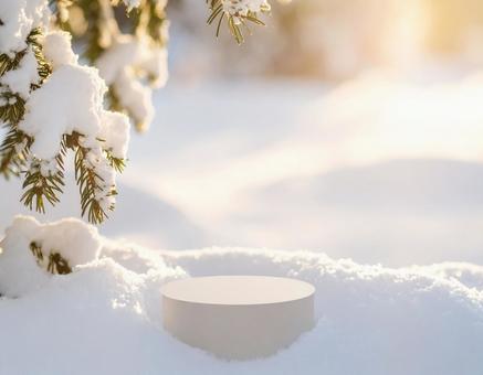 雪の中に置かれた円形の展示台と朝の光 雪の中に置かれた円形の展示台と朝の光の写真