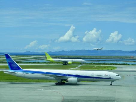 真夏の那覇空港 真夏の那覇空港 那覇空港,空港,旅客機の写真素材