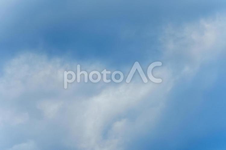 柔らかな青空と白い雲の穏やかな風景 青空,雲,自然の写真素材