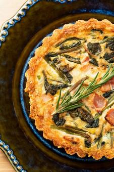 ほうれん草とベーコンのキッシュ1 ほうれん草とベーコンのキッシュ1 キッシュ,quiche,パイの写真素材