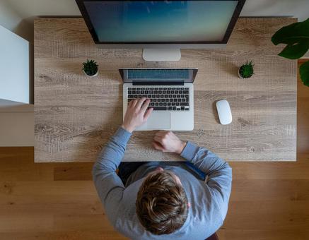 在宅勤務をしている男性の写真 在宅勤務をしている男性の写真の写真