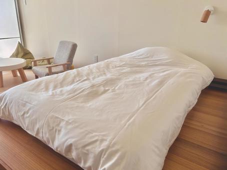 シンプルな内装の自宅寝室 シンプルな内装の自宅寝室 ベッド,睡眠,寝室の写真素材