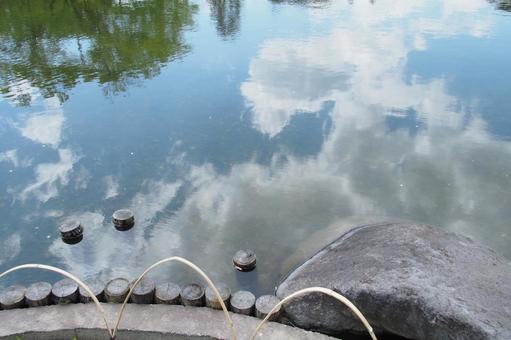 庭園の池に映り込む空と雲 庭園の池に映り込む空と雲 池,映り込み,空の写真素材
