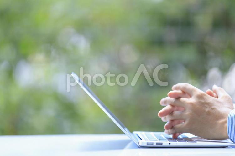 ノートパソコンと男性の手元 ビジネス,パソコン,コンピュータの写真素材