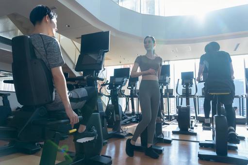 スポーツジムでトレーニングをする若い男女 スポーツジム,フィットネス,ダイエットの写真素材