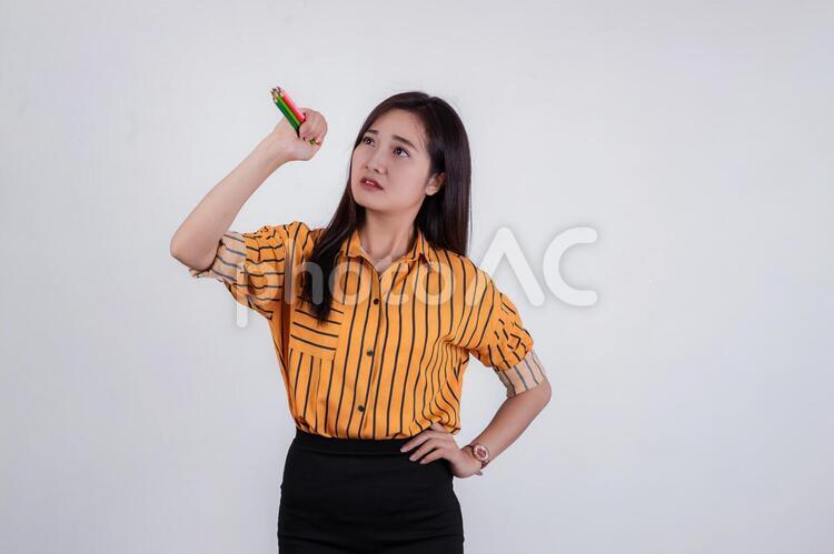 色鉛筆を握りしめる女性 ベトナム人,女性,ストレスの写真素材