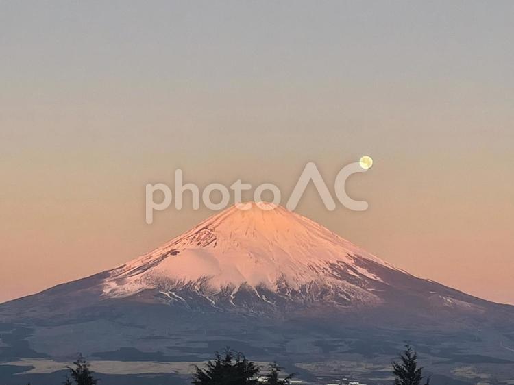 月と富士山と朝焼け 富士山,朝焼け,月の写真素材