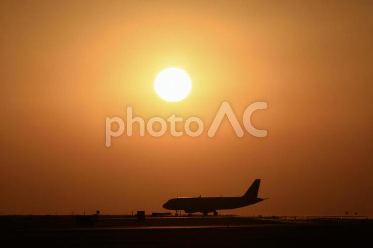 夕暮れの飛行機 夕日,飛行機,滑走路の写真素材