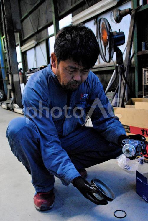 自動車整備士の男性 くるま,つなぎ,エンジニアの写真素材