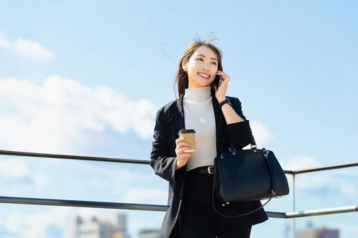 スマホで話す笑顔の女性・ビジネスウーマン スマホで話す笑顔の女性・ビジネスウーマン 女性,スマホ,スマートフォンの写真素材