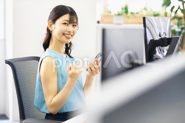 ガッツポーズ　ビジネスウーマン　オフィス ビジネスウーマン,ガッツポーズ,笑顔の写真素材