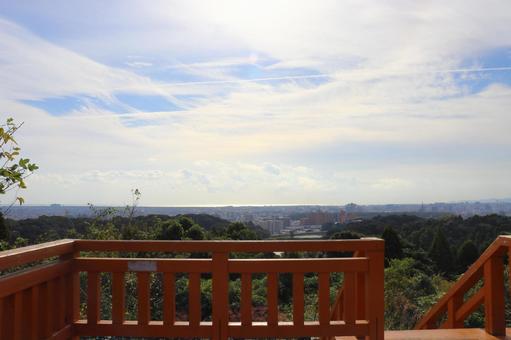 展望台からの眺め　柵　雲の多い空　太陽 空,太陽,光の写真素材