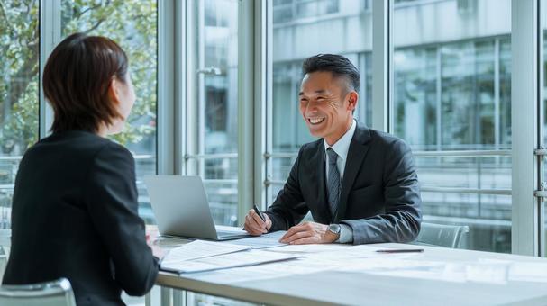 オフィスで行われる就職面接の風景の写真