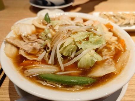 たっぷりの野菜ののったちゃんぽんの器 たっぷり,野菜,のったの写真素材