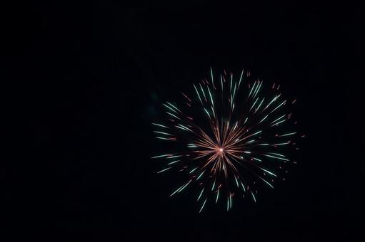 夜空に咲く単発花火 夜空に咲く単発花火の写真