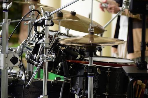 ドラムセット　黒　野外ステージ ドラムセット,ドラム,ドラマーの写真素材