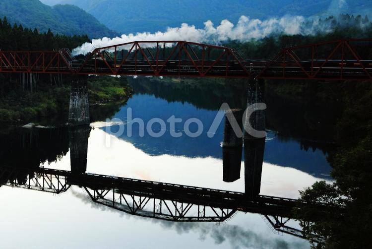 日没の当麻橋梁を行くＳＬ 鉄道,sl,c57ー180の写真素材