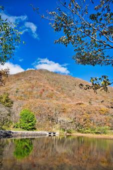 覚満渕水面に映る晩秋 風景,青空,晴れの写真素材