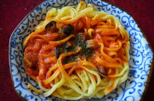 Photo, frozen spaghetti, after heating, tomato sauce, 