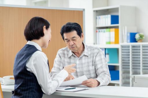 相談するシニアの男性 相談,シニア,高齢者の写真素材