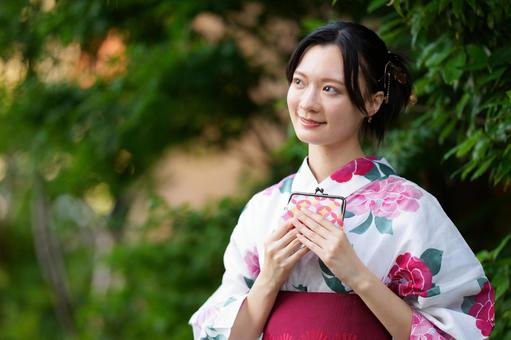 浴衣姿の女性が胸の前で手を組む 女性,浴衣,財布の写真素材